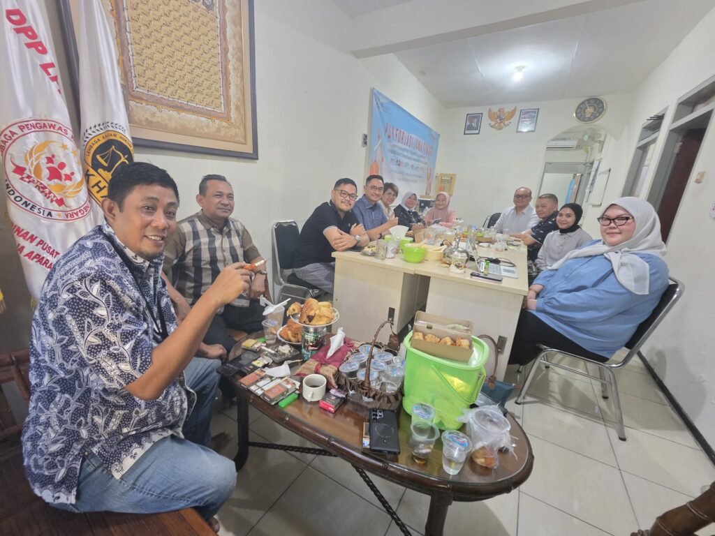 Direktur Eksekutif LKHAI Muhammad Syarifudin Abdillah bersama jajaran pengurus saat memimpin rapat perdana organisasi di Surabaya