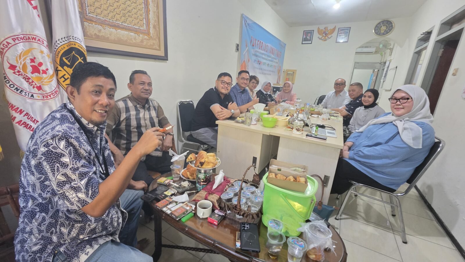 Direktur Eksekutif LKHAI Muhammad Syarifudin Abdillah bersama jajaran pengurus saat memimpin rapat perdana organisasi di Surabaya