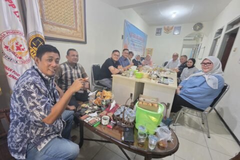 Direktur Eksekutif LKHAI Muhammad Syarifudin Abdillah bersama jajaran pengurus saat memimpin rapat perdana organisasi di Surabaya