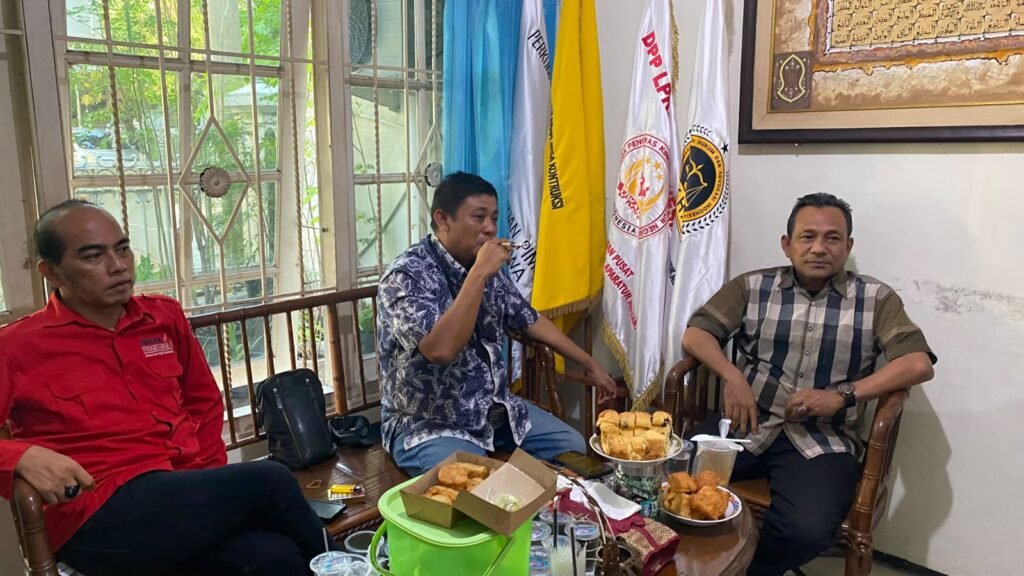 Suasana santai dan penuh keakraban saat jajaran pengurus LKHAI berdiskusi di Surabaya.