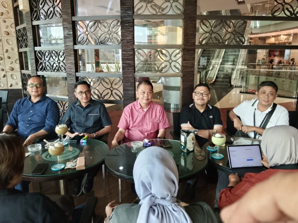 R. Muhammad Ali Zaini (Hem pink) duduk berdampingan dengan Syarifuddin Abdillah