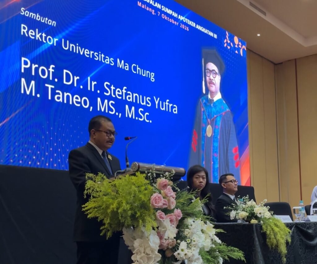 Rektor Universitas Ma Chung memberikan sambutan di hadapan para lulusan.