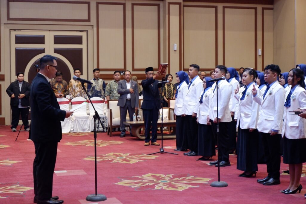 Suasana khidmat prosesi pengambilan sumpah apoteker baru.