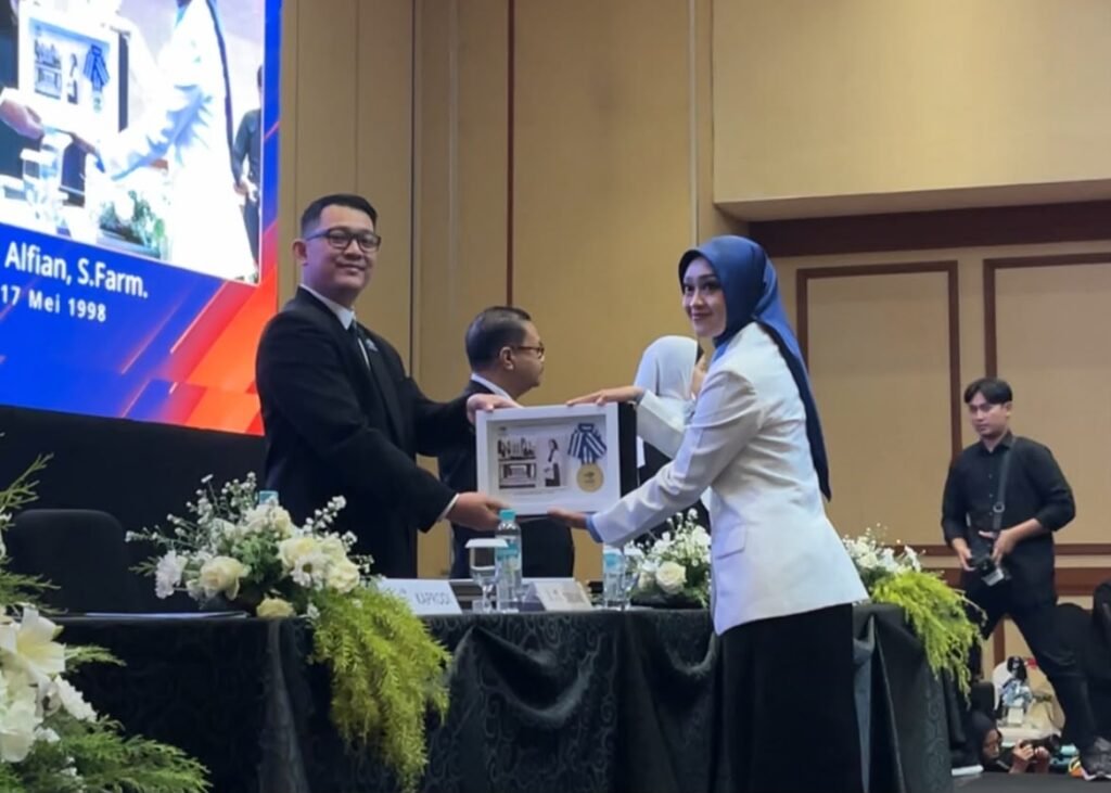 Penyerahan cinderamata dalam rangkaian acara sumpah profesi.