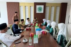 Suasana audiensi jajaran pengurus PW IPPNU Jawa Timur bersama pimpinan Majelis Ulama Indonesia (MUI) Jatim di Ruang Rapat Kantor MUI Jatim, membahas penguatan program Madrasah Daiyah Pelajar.