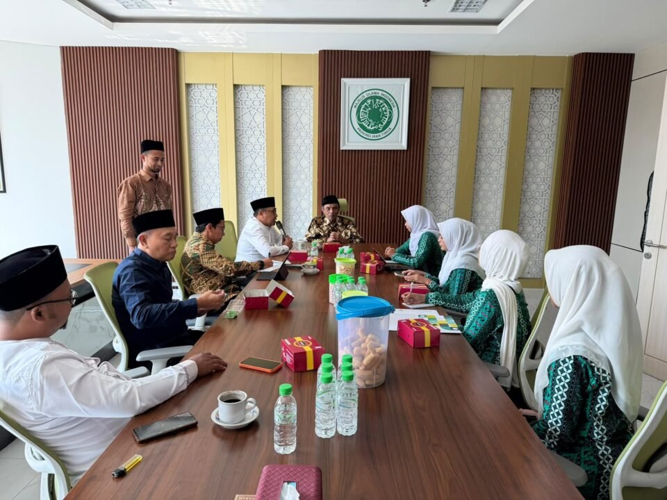 Suasana audiensi jajaran pengurus PW IPPNU Jawa Timur bersama pimpinan Majelis Ulama Indonesia (MUI) Jatim di Ruang Rapat Kantor MUI Jatim, membahas penguatan program Madrasah Daiyah Pelajar.