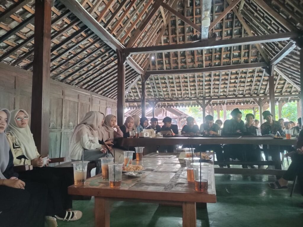 Para mahasiswa baru antusias menyimak pemaparan materi kepemimpinan dan literasi dalam pertemuan perdana tersebut.