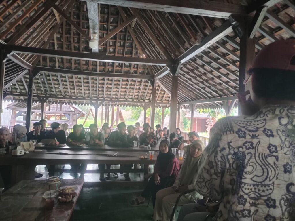 Suasana diskusi interaktif dalam forum "KLIK KOSMA" yang dihadiri para perangkat kelas di Cafe Bengal's.