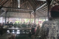 Suasana diskusi interaktif dalam forum "KLIK KOSMA" yang dihadiri para perangkat kelas di Cafe Bengal's.