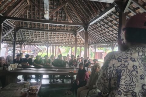 Suasana diskusi interaktif dalam forum "KLIK KOSMA" yang dihadiri para perangkat kelas di Cafe Bengal's.