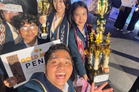 Mahasiswa Fakultas Bio-Industri Pertanian dan Kehutanan (FBiPK) Universitas Brawijaya (UB). Tim mahasiswa FBiPK UB berhasil meraih Gold Medal, Juara 1, sekaligus Juara Umum dalam ajang Pekan Essay Nasional 3 (PENA 3)