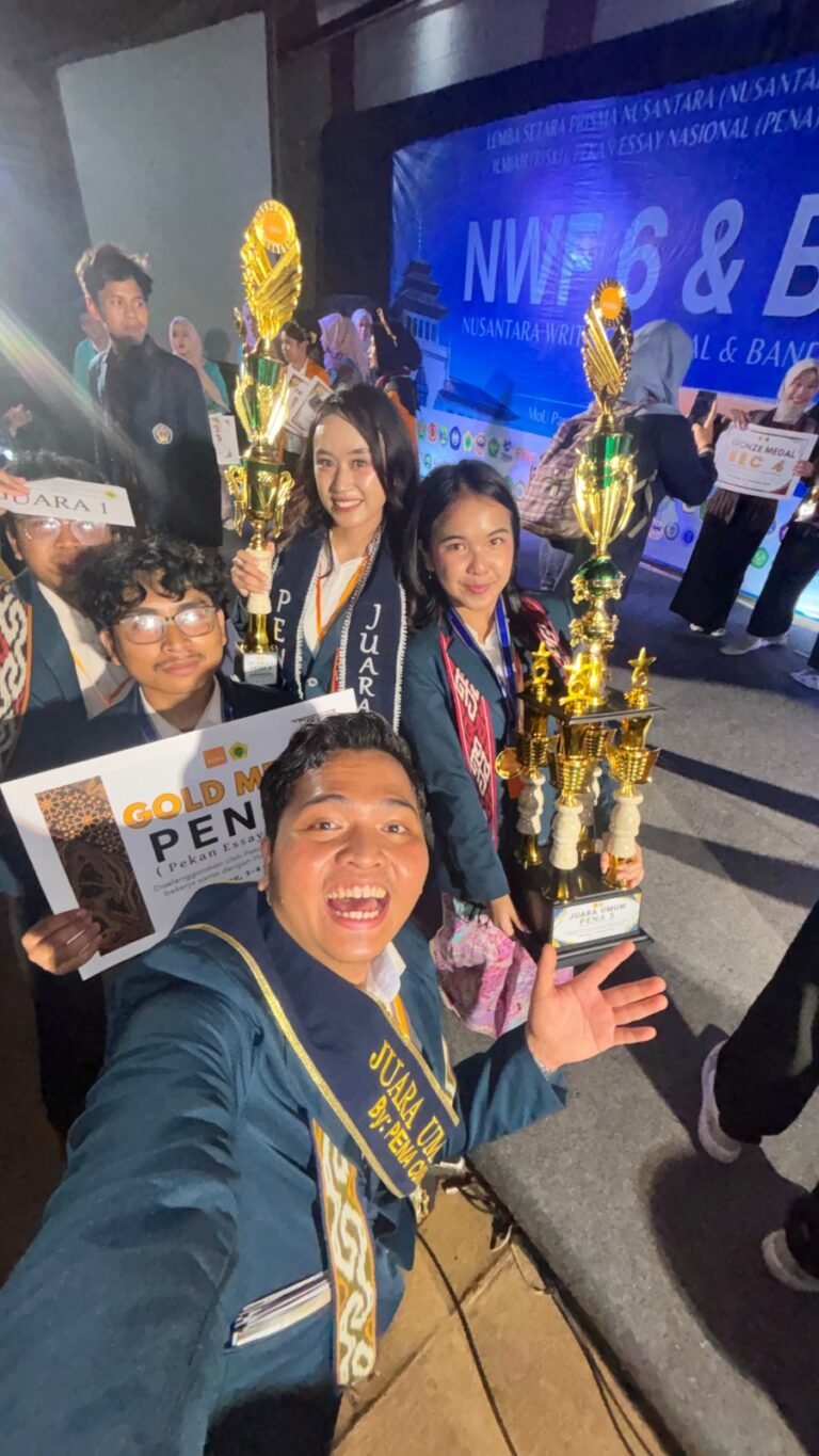 Mahasiswa Fakultas Bio-Industri Pertanian dan Kehutanan (FBiPK) Universitas Brawijaya (UB). Tim mahasiswa FBiPK UB berhasil meraih Gold Medal, Juara 1, sekaligus Juara Umum dalam ajang Pekan Essay Nasional 3 (PENA 3)