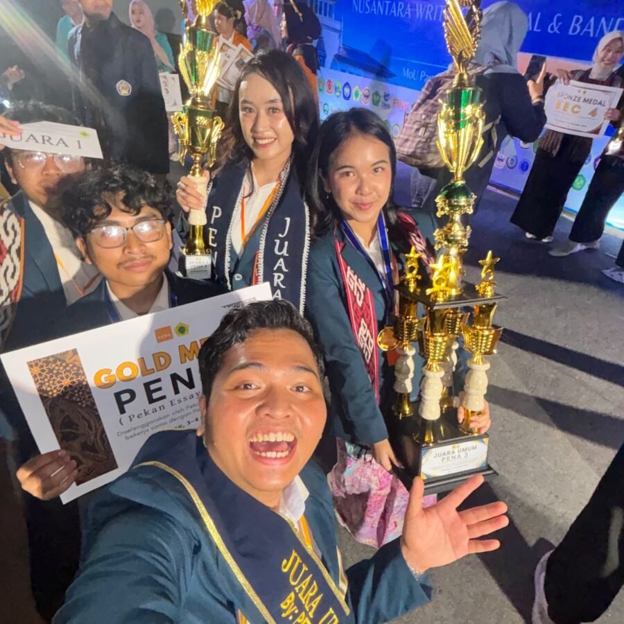Mahasiswa Fakultas Bio-Industri Pertanian dan Kehutanan (FBiPK) Universitas Brawijaya (UB). Tim mahasiswa FBiPK UB berhasil meraih Gold Medal, Juara 1, sekaligus Juara Umum dalam ajang Pekan Essay Nasional 3 (PENA 3)