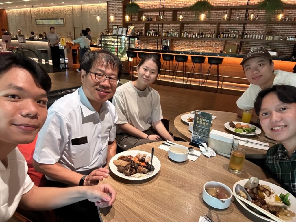Suasana akrab saat mahasiswa menjalani sesi diskusi bersama profesor pembimbing di Taiwan.
