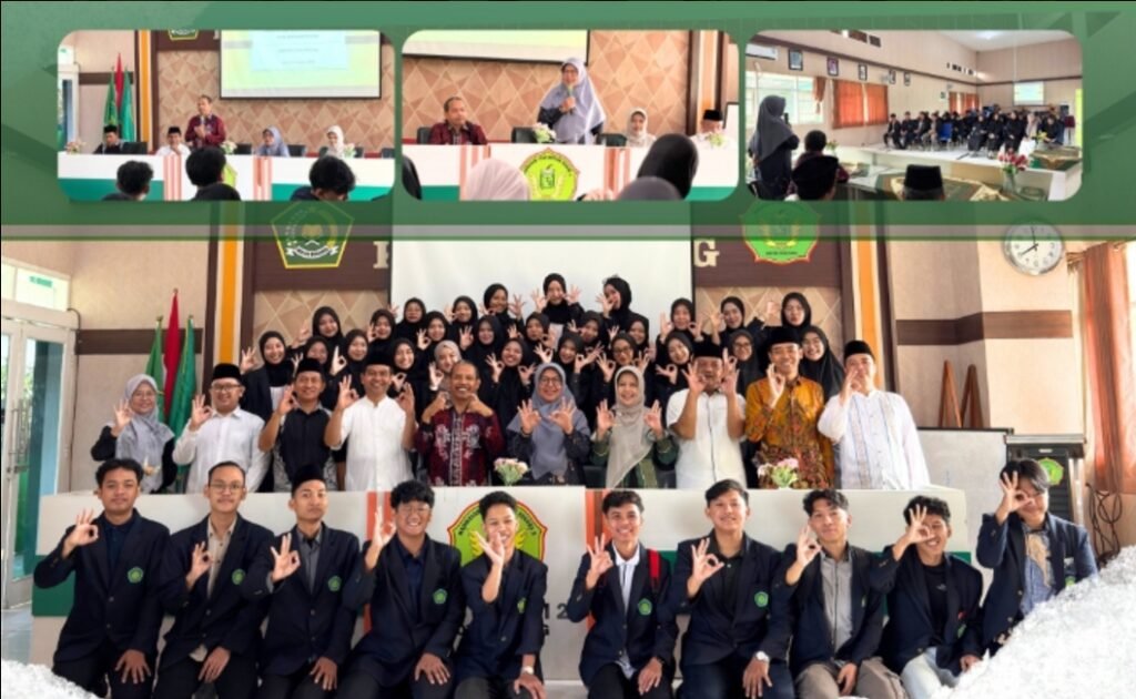 Sesi foto bersama pimpinan MTsN 2 Kota Malang, dosen pembimbing, dan mahasiswa PBA UIN Malang.