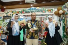 Pimpinan UMM dan tamu undangan menunjukkan produk-produk kreatif hasil karya mahasiswa PPG di stan pameran.