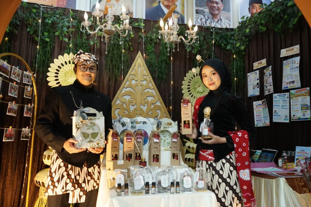 Penampilan stan pameran mahasiswa yang menampilkan berbagai suvenir dan produk ramah lingkungan.