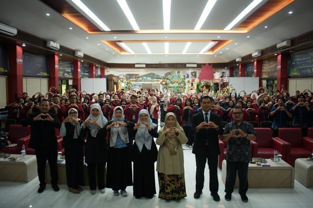 Sesi foto bersama seluruh mahasiswa PPG UMM Calon Guru peserta pameran inovasi tahun 2026.