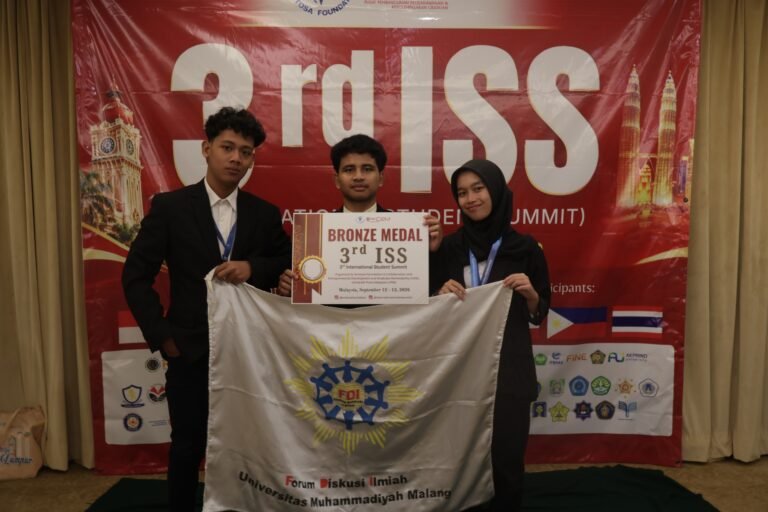 Tim mahasiswa UMM berpose bersama medali perunggu dan bendera kebanggaan usai sukses meraih podium internasional di Kuala Lumpur, Malaysia.