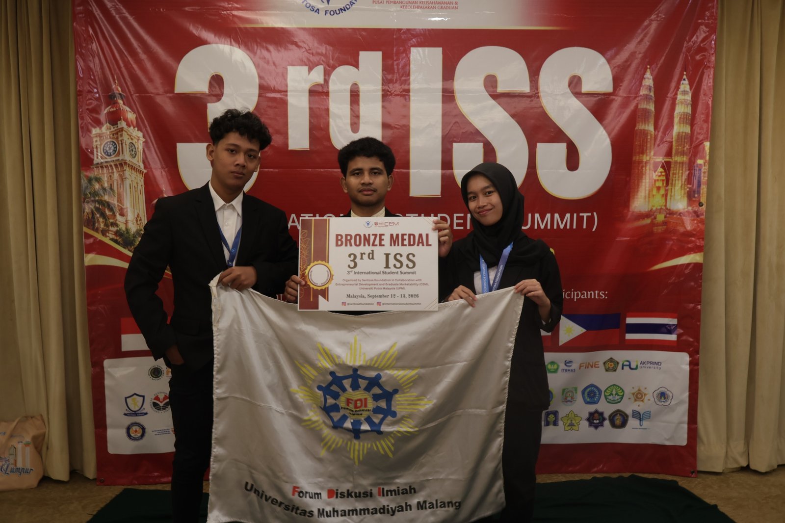 Mahasiswa UMM Raih Medali Perunggu di Malaysia Berkat Inovasi AI untuk Mangrove