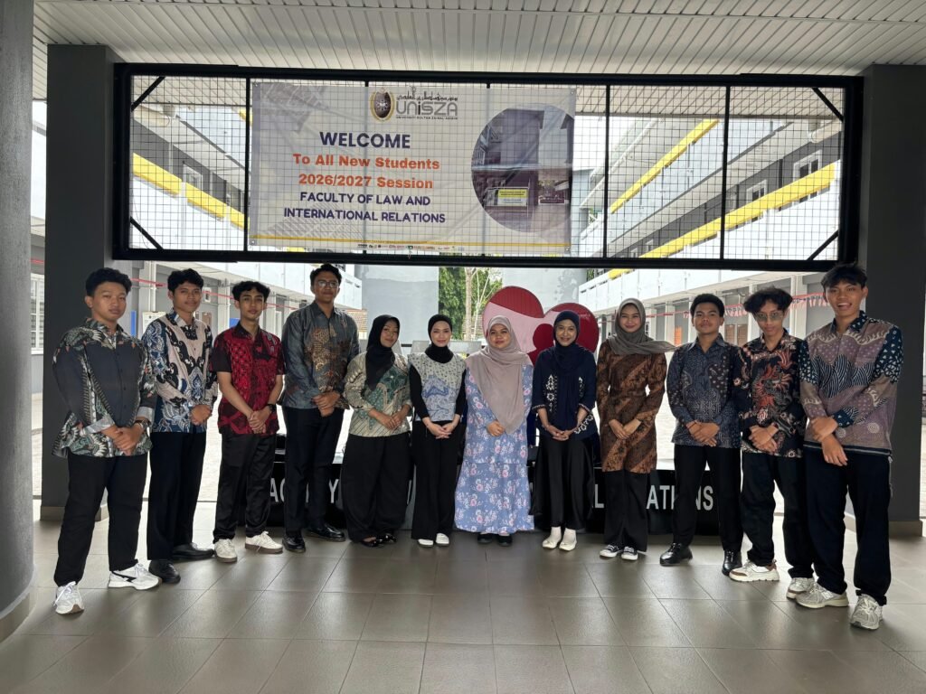 Potret delegasi 10 mahasiswa UMM di depan gedung Fakultas Hukum dan Hubungan Internasional UniSZA.