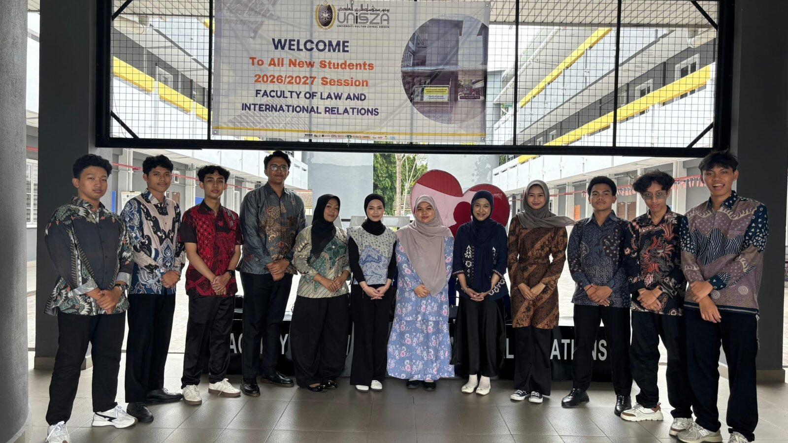 Potret delegasi 10 mahasiswa UMM di depan gedung Fakultas Hukum dan Hubungan Internasional UniSZA.