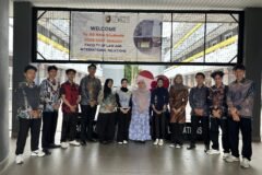 Potret delegasi 10 mahasiswa UMM di depan gedung Fakultas Hukum dan Hubungan Internasional UniSZA.