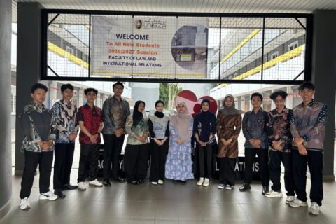 Potret delegasi 10 mahasiswa UMM di depan gedung Fakultas Hukum dan Hubungan Internasional UniSZA.