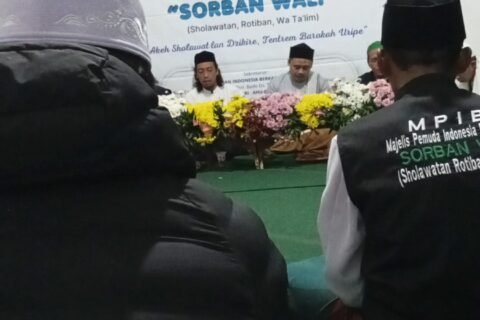 Suasana khidmat dan kekeluargaan saat para jamaah dari berbagai kalangan usia, mulai dari pemuda hingga lansia, mengikuti kegiatan rutinan Majelis Pemuda Indonesia Bersholawat (MPIB) Sorban Wali dengan penuh kehusyukan.