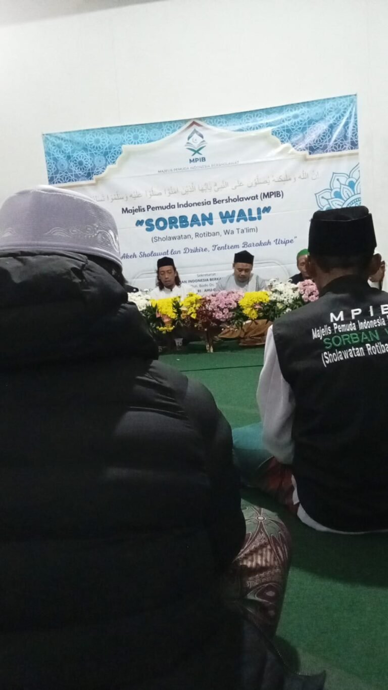 Suasana khidmat dan kekeluargaan saat para jamaah dari berbagai kalangan usia, mulai dari pemuda hingga lansia, mengikuti kegiatan rutinan Majelis Pemuda Indonesia Bersholawat (MPIB) Sorban Wali dengan penuh kehusyukan.