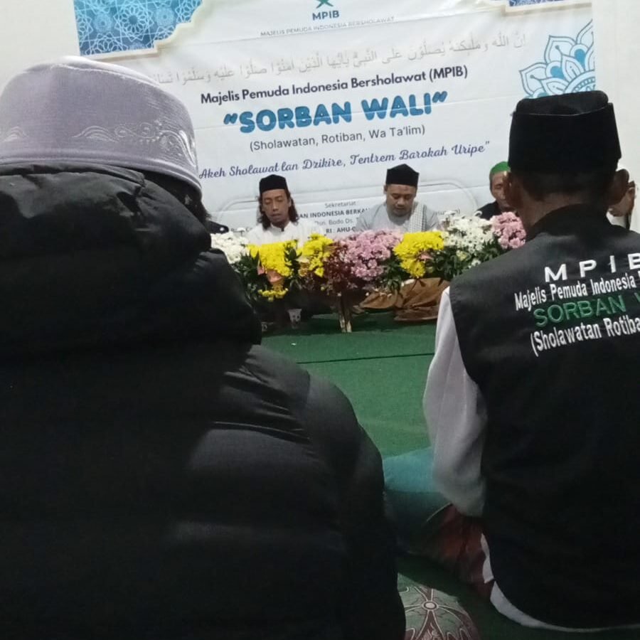 Suasana khidmat dan kekeluargaan saat para jamaah dari berbagai kalangan usia, mulai dari pemuda hingga lansia, mengikuti kegiatan rutinan Majelis Pemuda Indonesia Bersholawat (MPIB) Sorban Wali dengan penuh kehusyukan.