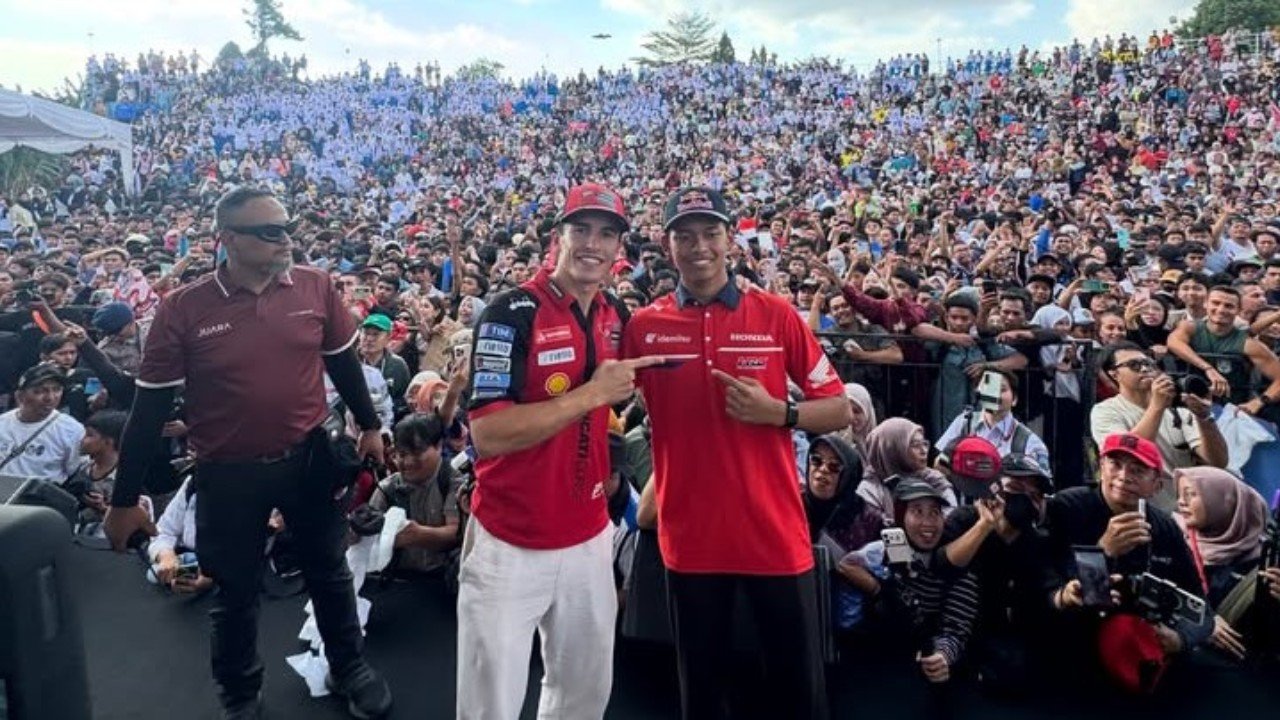 Marc Marquez dan Veda Pratama di Mataram jelang menatap jadwal balap MotoGP Indonesia 2026 akhir pekan nanti (9–11 Oktober)./Instagram @honda_team_asia