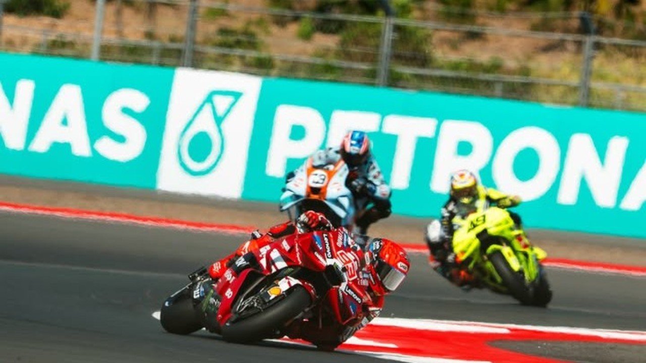 Marc Marquez gendong Ducati di MotoGP Indonesia 2026 usai selalu finis di depan pembalap Ducati lainnya./Instagram @marcmarquez93