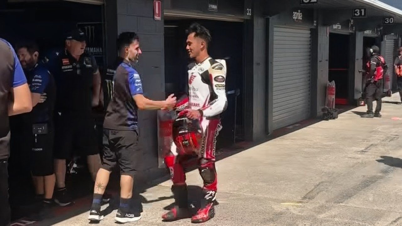 Mario Aji mendapat apresiasi dari kru tim balap Alex Rins, Yamaha Monster Energy Factory Racing pascalatihan di Moto2 Australia 2026 (23/10)./Instagram @honda_team_asia