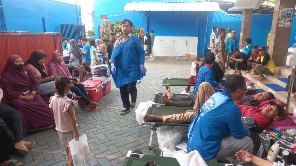 Semangat kepedulian dan aksi nyata kemanusiaan kembali ditunjukkan warga Pandaan, Kabupaten Pasuruan. Minggu (25/10/2026), Masjid Al Falah Pandaan menggelar kegiatan donor darah rutin tiga bulan sekali dan berhasil menghimpun 70 pendonor yang berhasil mendonorkan darahnya