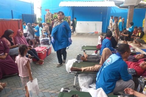 Semangat kepedulian dan aksi nyata kemanusiaan kembali ditunjukkan warga Pandaan, Kabupaten Pasuruan. Minggu (25/10/2026), Masjid Al Falah Pandaan menggelar kegiatan donor darah rutin tiga bulan sekali dan berhasil menghimpun 70 pendonor yang berhasil mendonorkan darahnya
