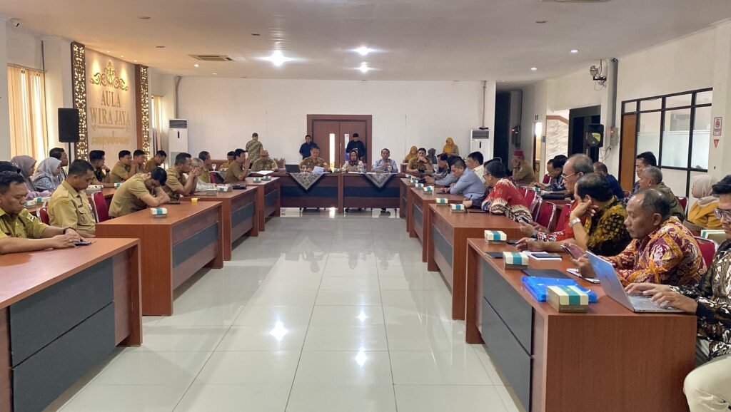 Suasana pertemuan studi banding jajaran Komisi E DPRD Jawa Timur bersama dinas dan pemangku kepentingan terkait di Aula Wira Jaya, Disporapar Jawa Tengah, Semarang.