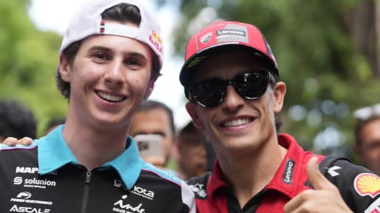 Calon juara dunia Moto3 Maximo Quiles bersama juara bertahan MotoGP Marc Marquez saat parade di Mataram jelang balap MotoGP Indonesia 2026 di Mandalika./Instagram @motogp