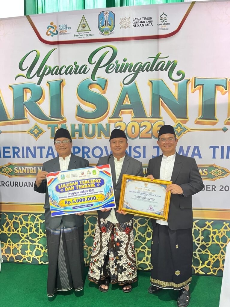 Tengah Dr. Abdul Basit Misbahul Fitri penerima penghargaan dari Gubernur diteni Direktur Pascasarjana UIN Maliki Malang dan LPPD