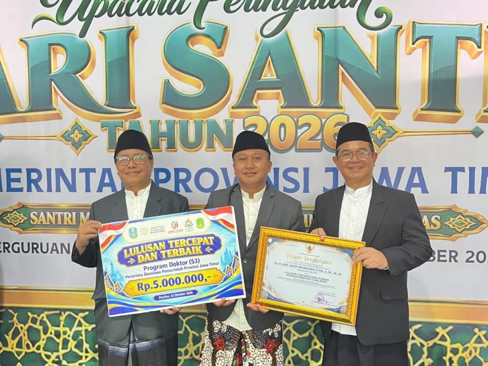 Tengah Dr. Abdul Basit Misbahul Fitri penerima penghargaan dari Gubernur diteni Direktur Pascasarjana UIN Maliki Malang dan LPPD
