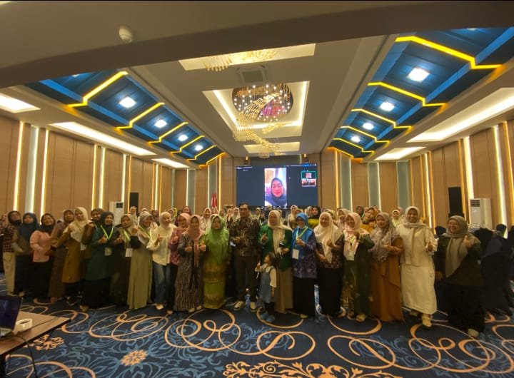 Dr. Hj. Anggita Erma Rini, M.K.M. bersama PKPM Lumbung Jagad