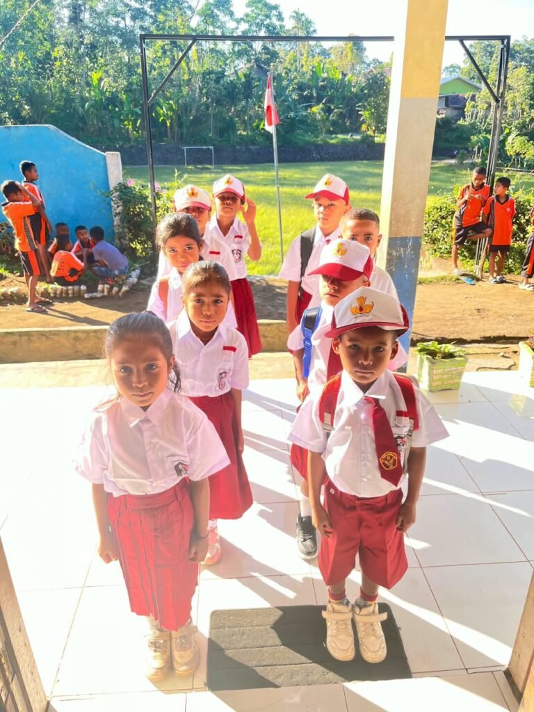 Antusiasme para siswa UPTD SD Negeri Bena saat bersiap mengikuti rangkaian kegiatan interaktif pengenalan emosi dan kesehatan psikososial.