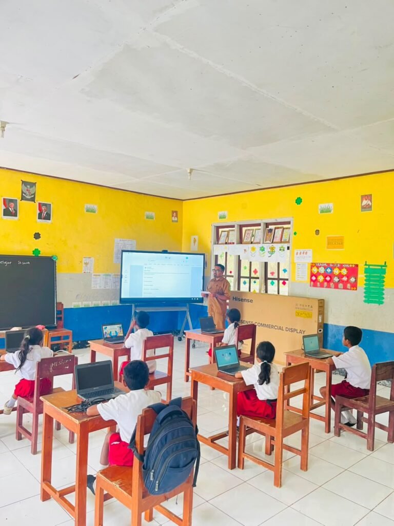 Suasana ruang kelas yang interaktif saat pemaparan materi kesehatan mental dan psikososial kepada para siswa dengan pendampingan guru kelas.