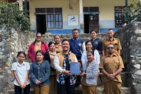 Foto bersama perwakilan mahasiswa Magister Psikologi Universitas Negeri Malang, Yayasan BARAKARSA Indonesia, serta dewan guru UPTD SD Negeri Bena usai pelaksanaan edukasi kesehatan mental.