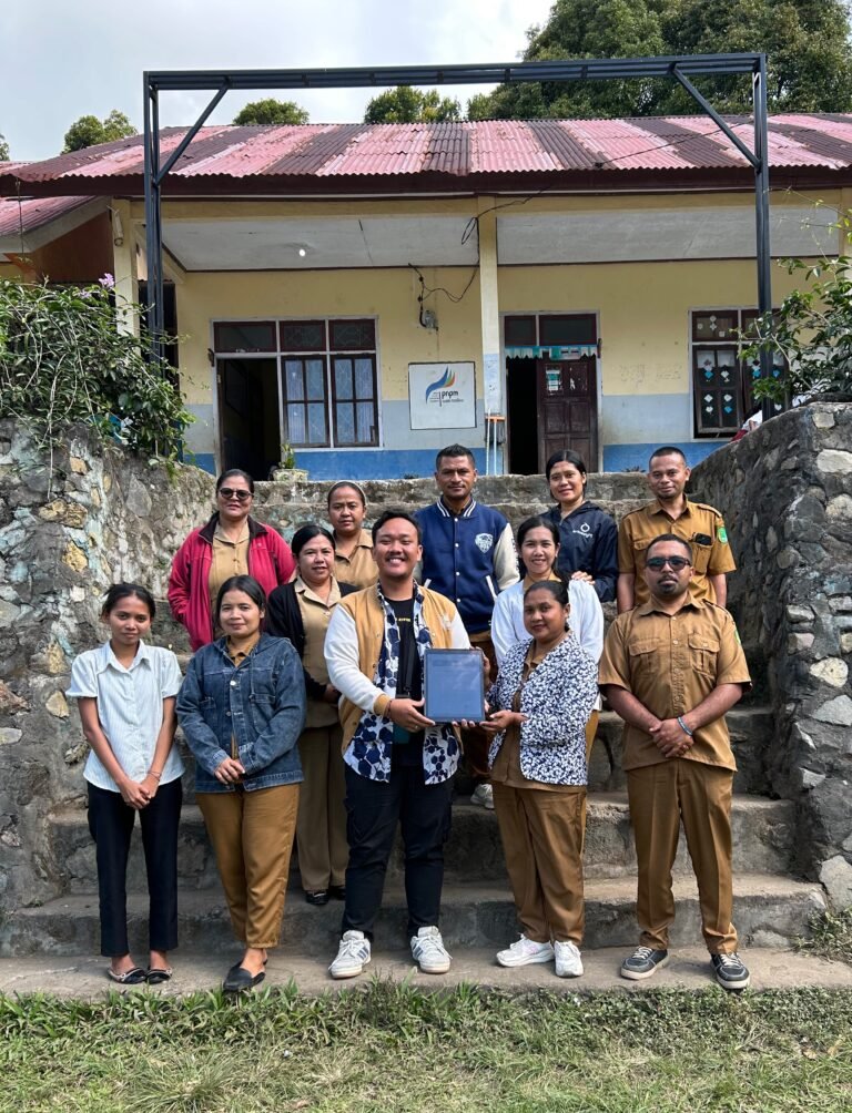 Foto bersama perwakilan mahasiswa Magister Psikologi Universitas Negeri Malang, Yayasan BARAKARSA Indonesia, serta dewan guru UPTD SD Negeri Bena usai pelaksanaan edukasi kesehatan mental.