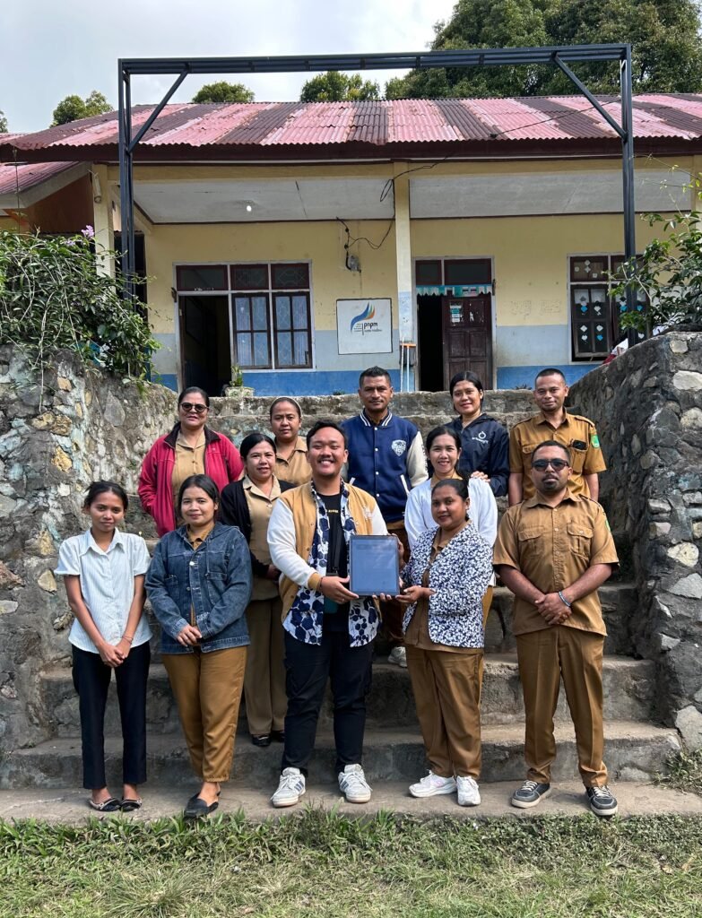 Foto bersama perwakilan mahasiswa Magister Psikologi Universitas Negeri Malang, Yayasan BARAKARSA Indonesia, serta dewan guru UPTD SD Negeri Bena usai pelaksanaan edukasi kesehatan mental.