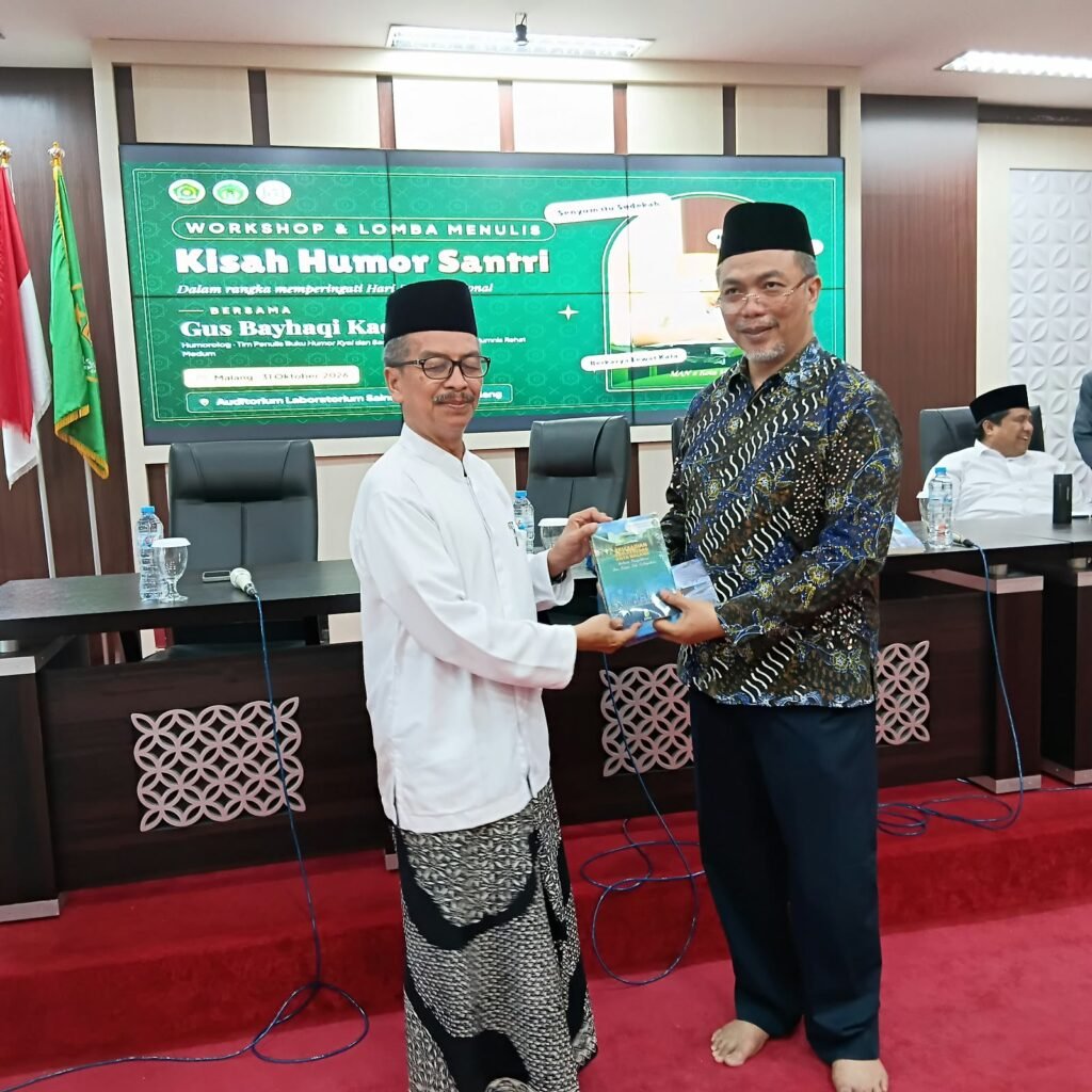 Kamad H Samsudin memberi Buku kepada Gus Shampton