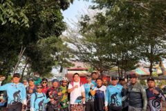 Muhammad Zaini kenakan kaos putih dan sarung ikut gowes