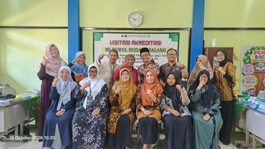 Foto bersama seluruh guru dan tenaga kependidikan (GTK) MI Nurul Huda 1 Malang sebagai wujud kekompakan dan komitmen dalam menyukseskan visitasi akreditasi.