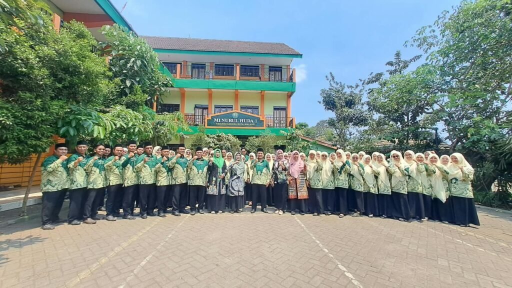 Suasana kebersamaan tim asesor BAN-PDM bersama Kepala Madrasah, pengawas, dan panitia akreditasi saat pelaksanaan visitasi di MI Nurul Huda 1 Malang.